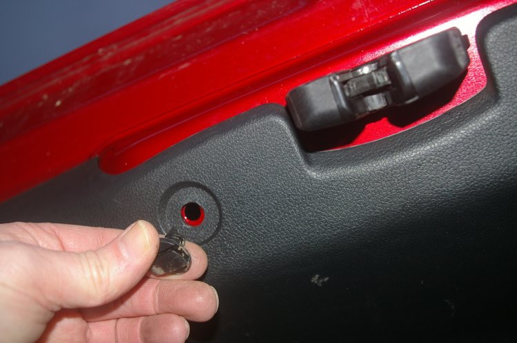 Fitting a Peugeot 308SW reversing camera step C-8